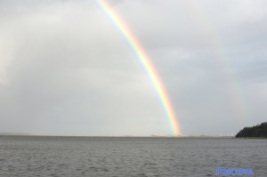 Hinter der Kaltfront gibt es kräftigen Regen, aber auch Sonne.