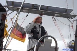 Die Capitana zeigt wie schlechtes Wetter aussieht.