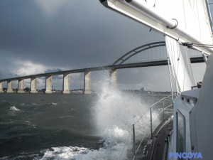 Die Brücke von Rudkøbing und 30 kn Wind. es passt gerade so.