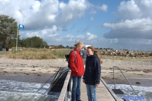 Skeptisch werden die Wellen vom Strand aus betrachtet.