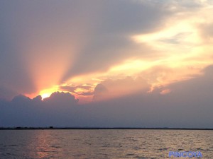 Der Rest des Sonnenuntergangs verschwindet hinter der Gewitterfront