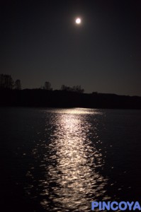 Stellvertretend der Mond für einem atemberaubenden Sternenhimmel.