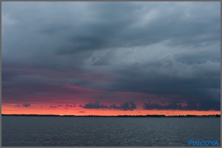 „Sonnenaufgang im Wieker Bodden im Nordosten.“