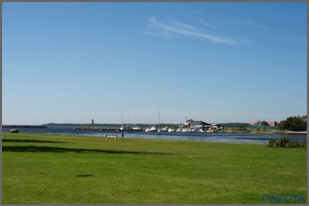 „… die ganze Bucht mit Hafen umfasst eine parkähnliche Anlage.“