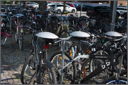 „Fahrradständer an der Uni mit Regenschutz für den Sattel.“