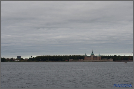 „Das Schloss von Kalmar. Kalmar ist übrigens ein Revier für Navigationsneulinge, am Hafen steht in 5 m hohen Buchstaben der Stadtname, da kann nix schiefgehen.“