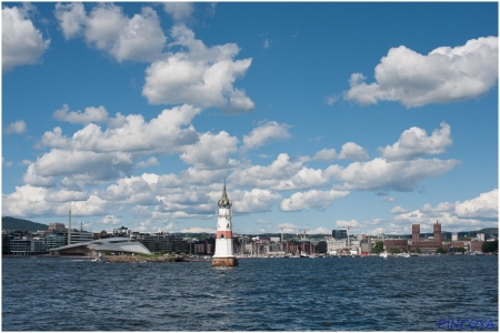 „Ungewöhnlich zierlich, der kleine Leuchtturm auf einem ernstgemeinten Felsen mitten im Hafen.“