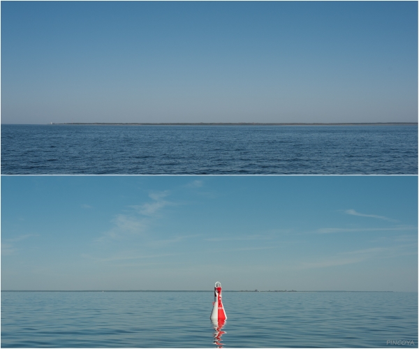 „Kihnu ist schon ziemlich flach und das Wasser heute auch. Die Ansteuerungstonne von Kihnu schwappt träge vor sich hin.“