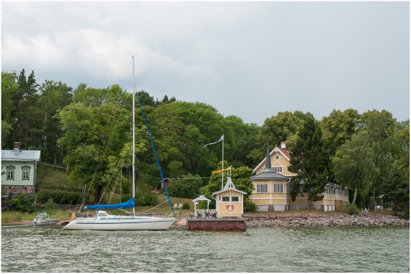 „Nette kleine Anwesen säumen die Ufer.“