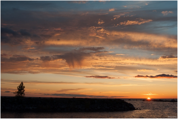 „Ein besonderer Sonnenuntergang, in der Mitte Regen, der den Boden gar nicht erreicht.“