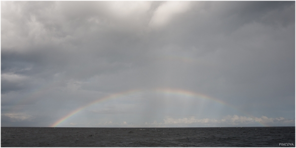 „Aber die Sonne ist nicht ganz weg… und zaubert uns einen Regenbogen.“