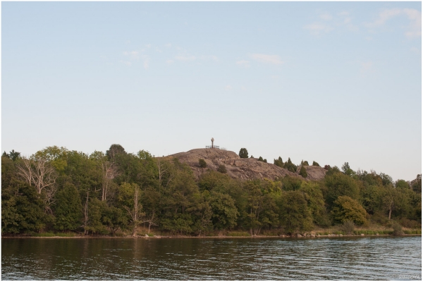 „Björkö, vor 1143 Jahren haben hier noch Wikinger fröhlich den vorbeifahrenden Schiffen zugewinkt, bevor sie diese ausraubten und versenkten.“