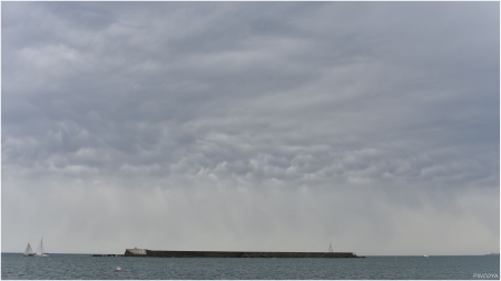 „Ein Lehrbeispiel für Mammatus-Wolken, die hier wohl typischen Fallwindwolken“