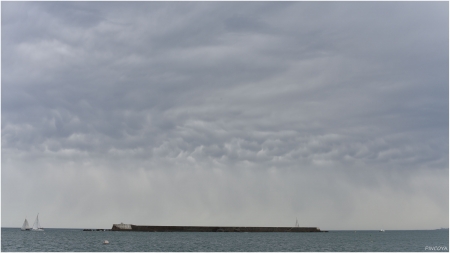 „Ein Lehrbeispiel für Mammatus-Wolken, die hier wohl typischen Fallwindwolken“