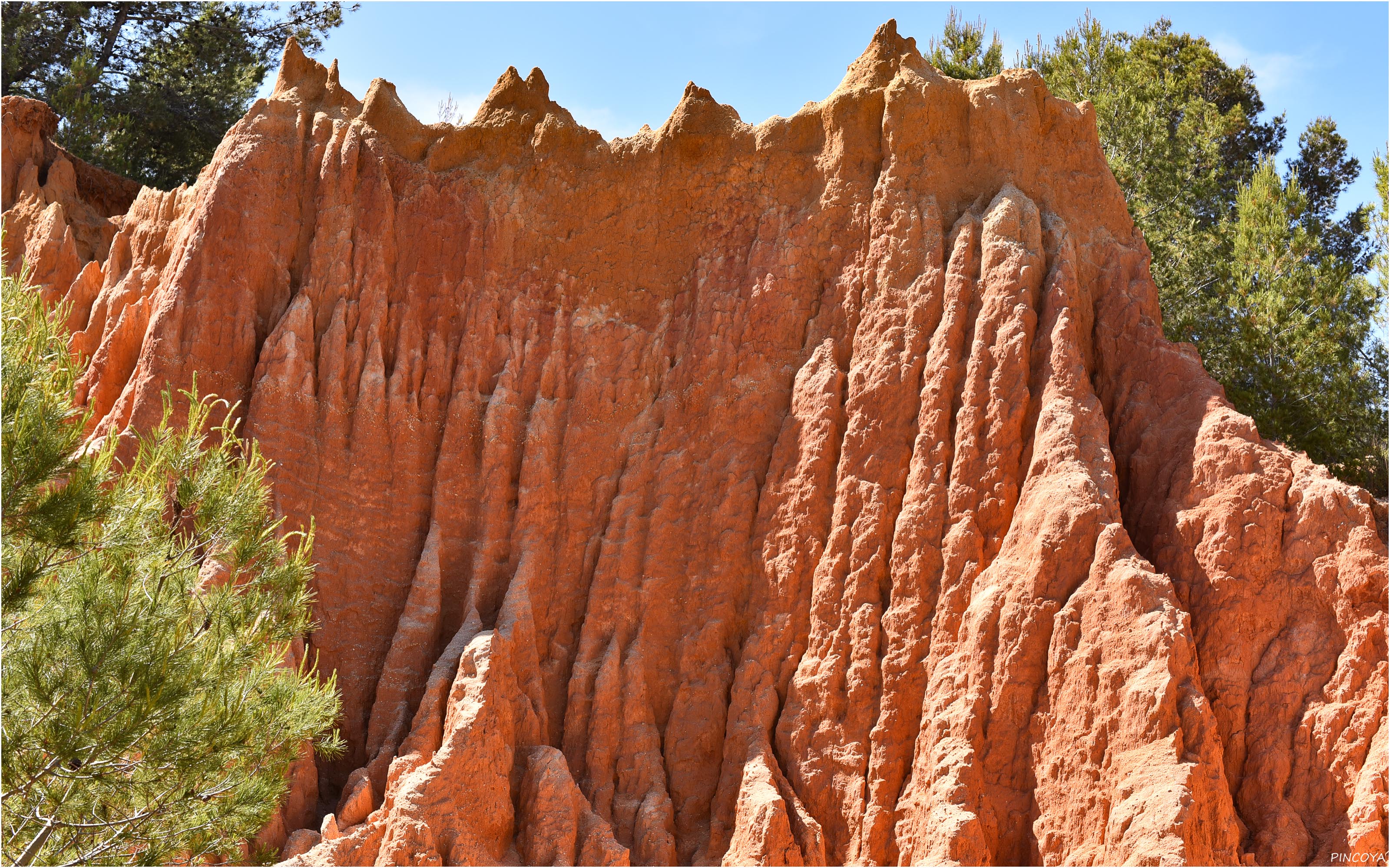 „Schroffe Felsen rund um die Grotten“