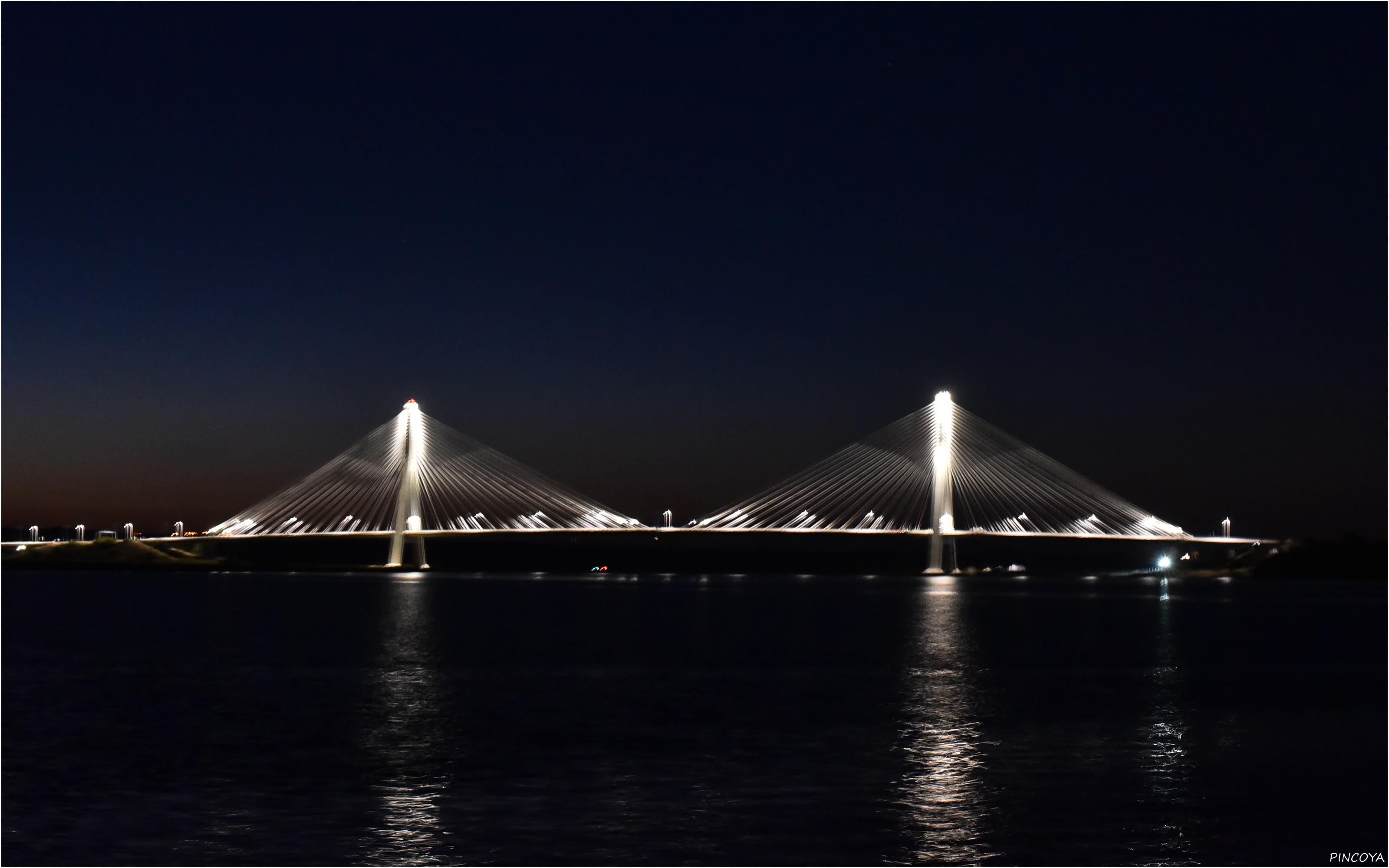 „Die Ponte Internacional do Guadiana mit Nachbeleuchtung“