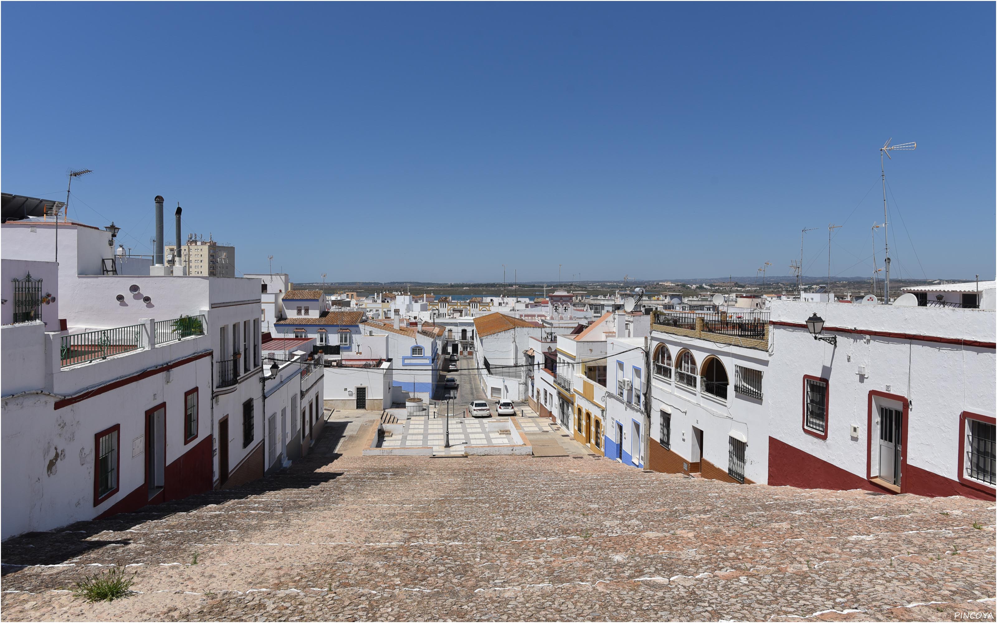 „Oben aus der Altstadt von Ayamonte ein Blick auf den Rio Guadiana und auf die portugiesische Seite.“