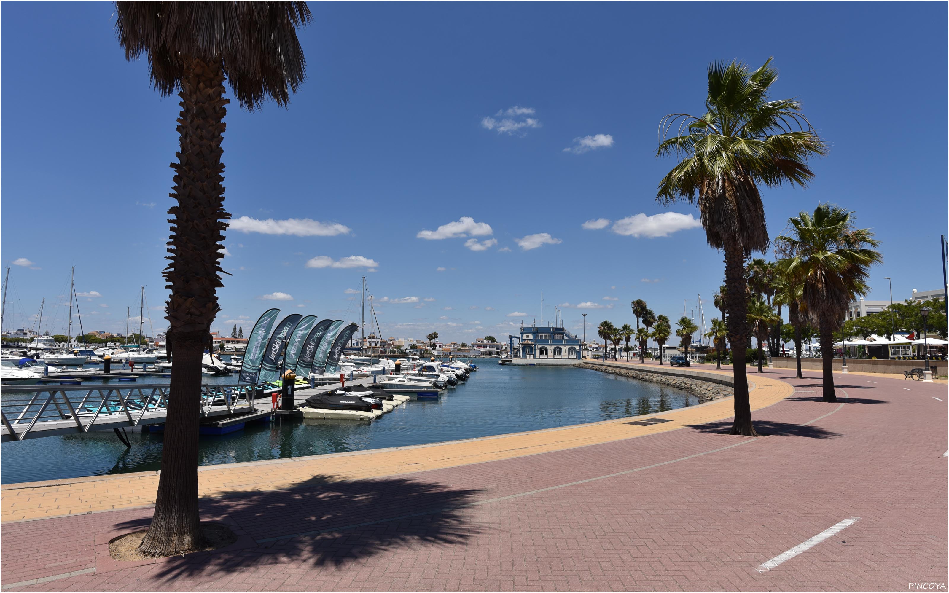 „Die Promenade an der Marina.“