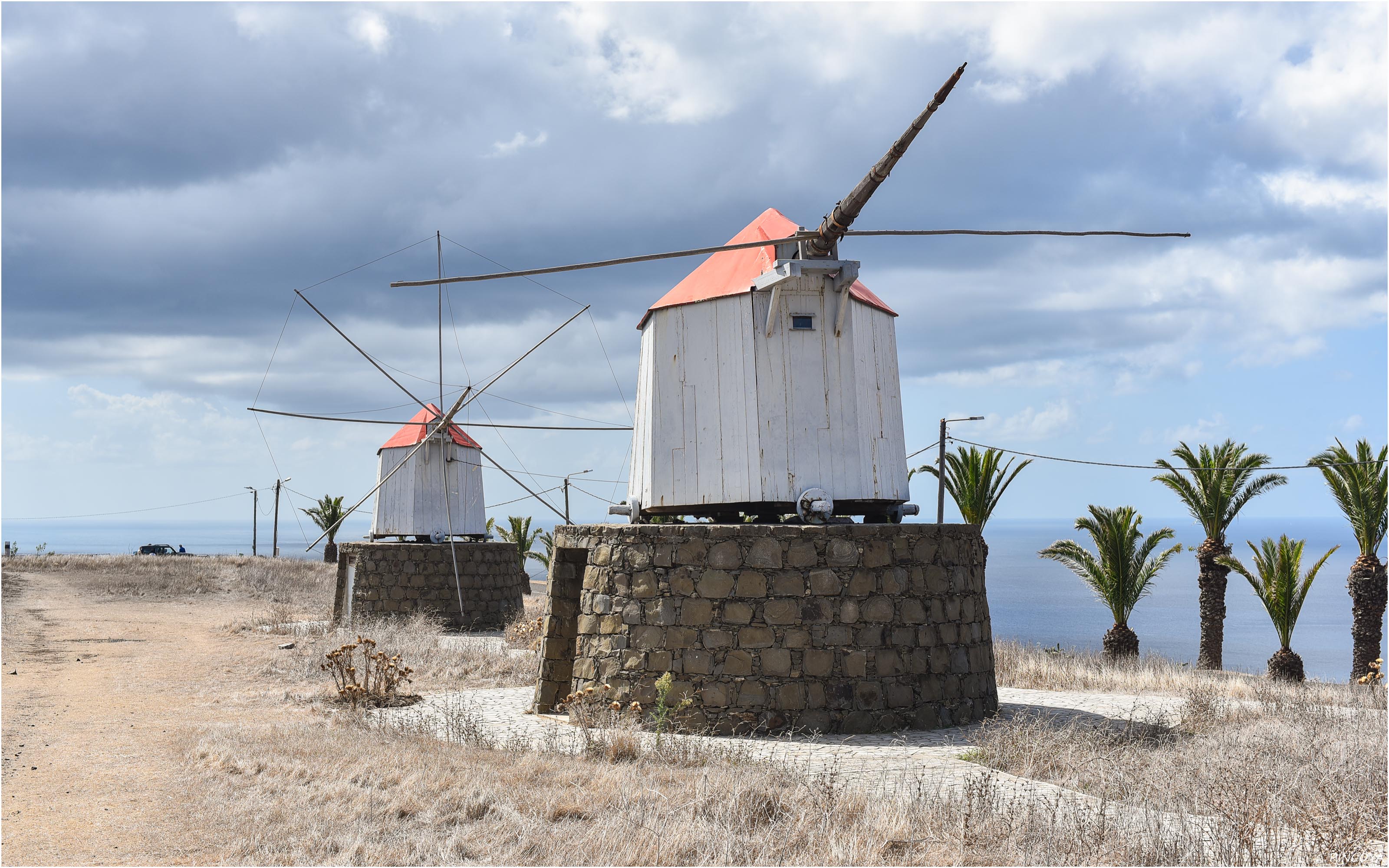 „Der Windmühlenpark oberhalb des Hafens von Porto Santo.“