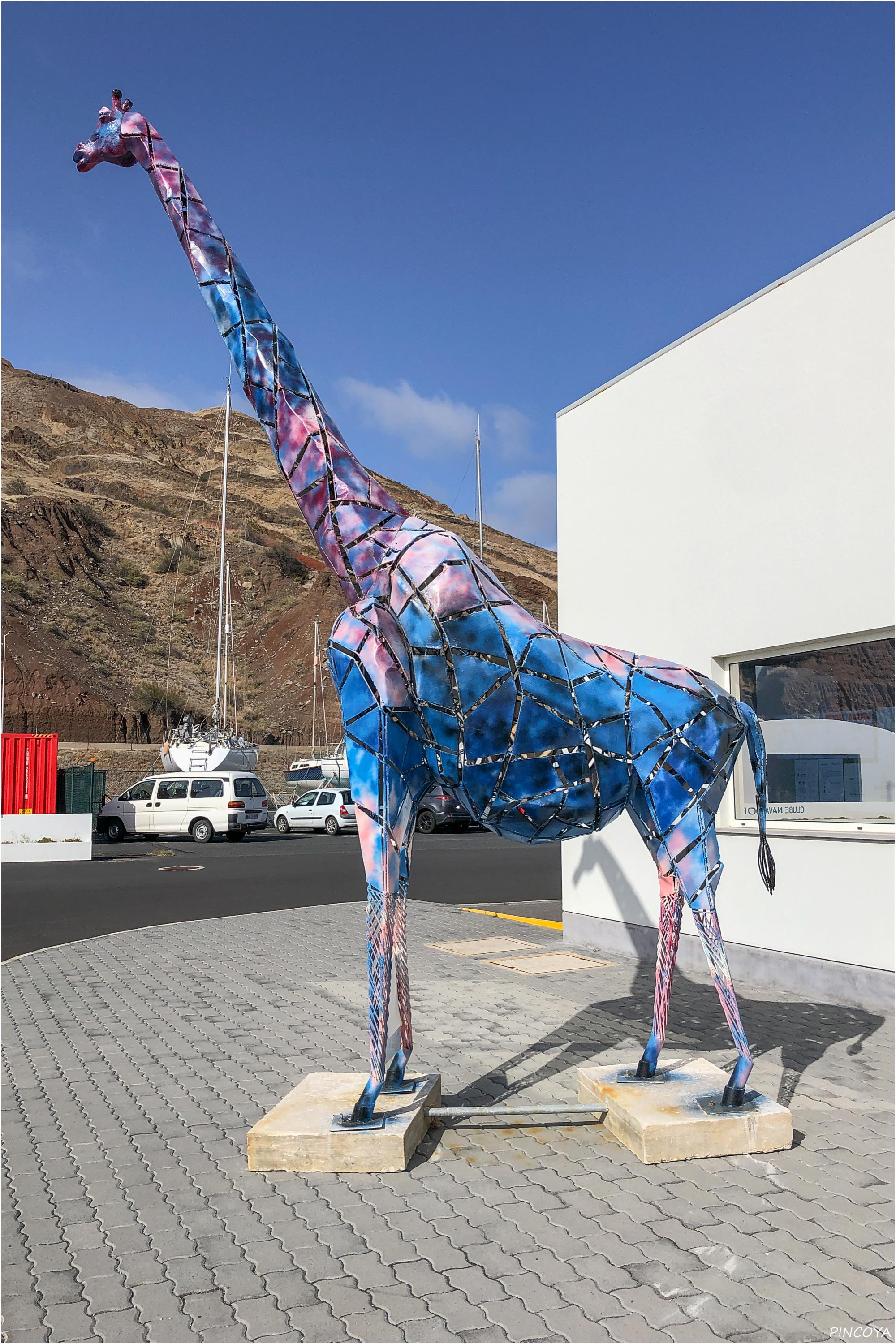 „Und zum Abschied von Porto Santo noch die Hafenbüro-Giraffe. Fast hätten wir die ganz vergessen.“