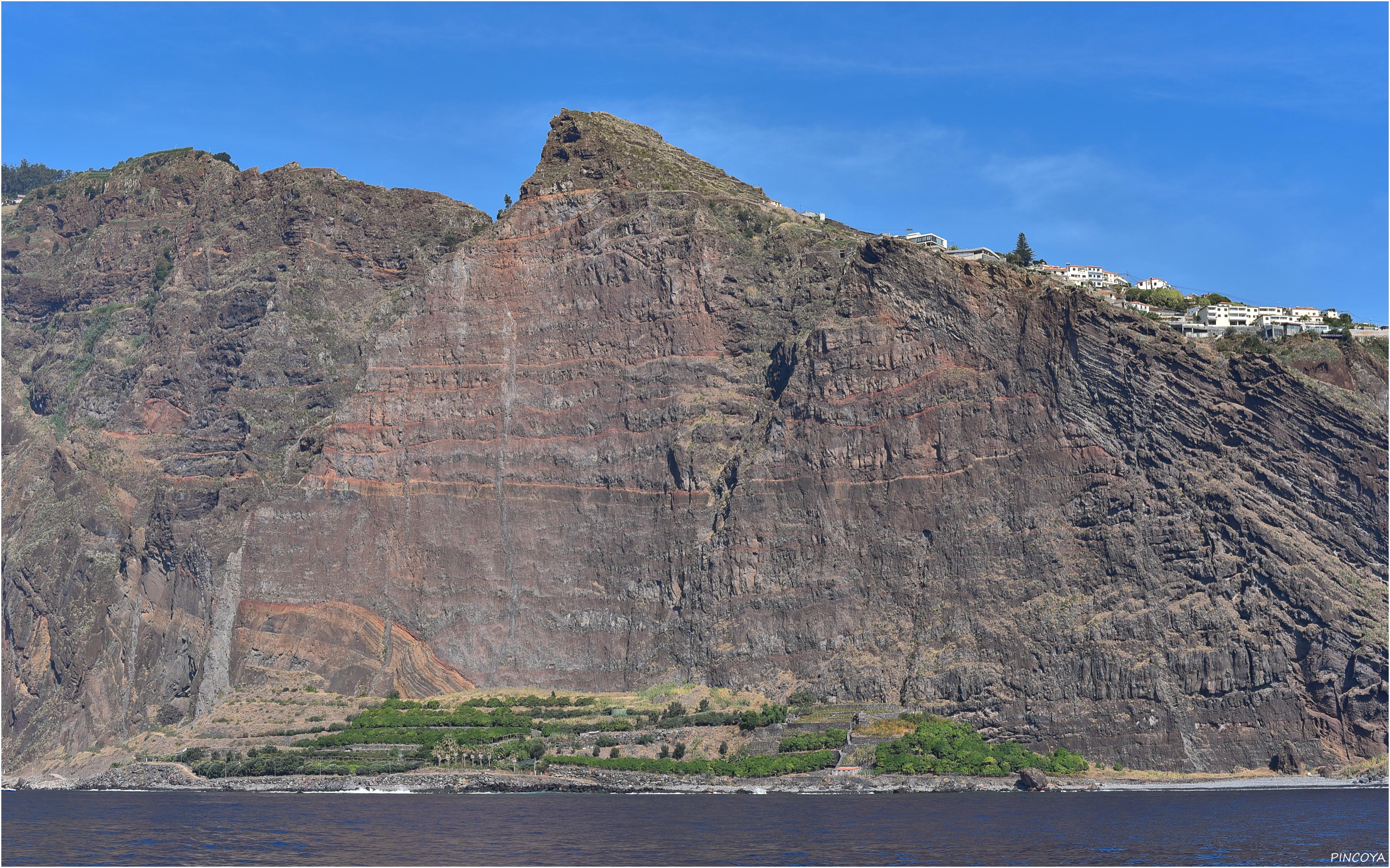 „Das Cabo Girão unten die Fajãs“