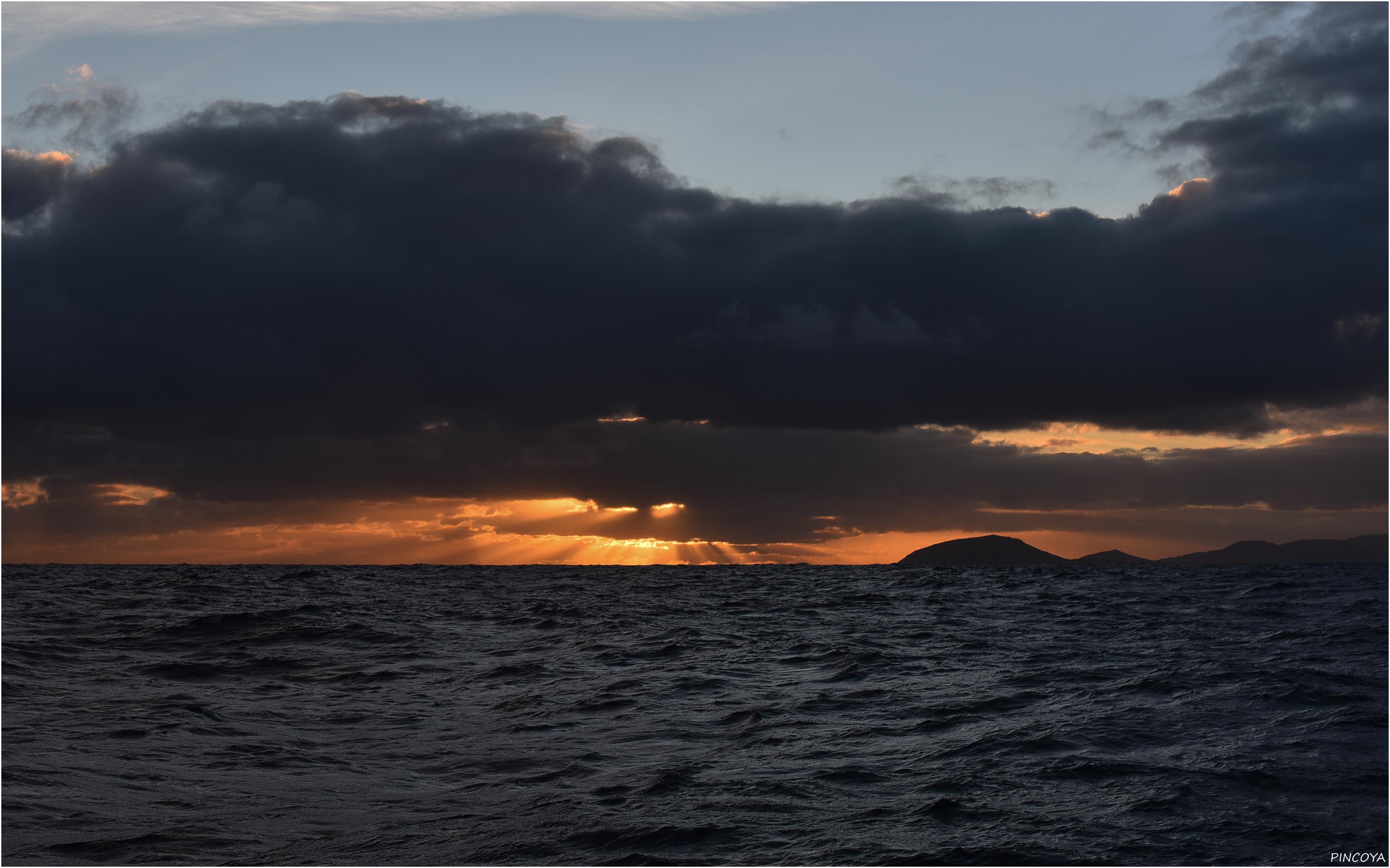 „Über der Isla de Alegranza klettert der Tag hervor.“