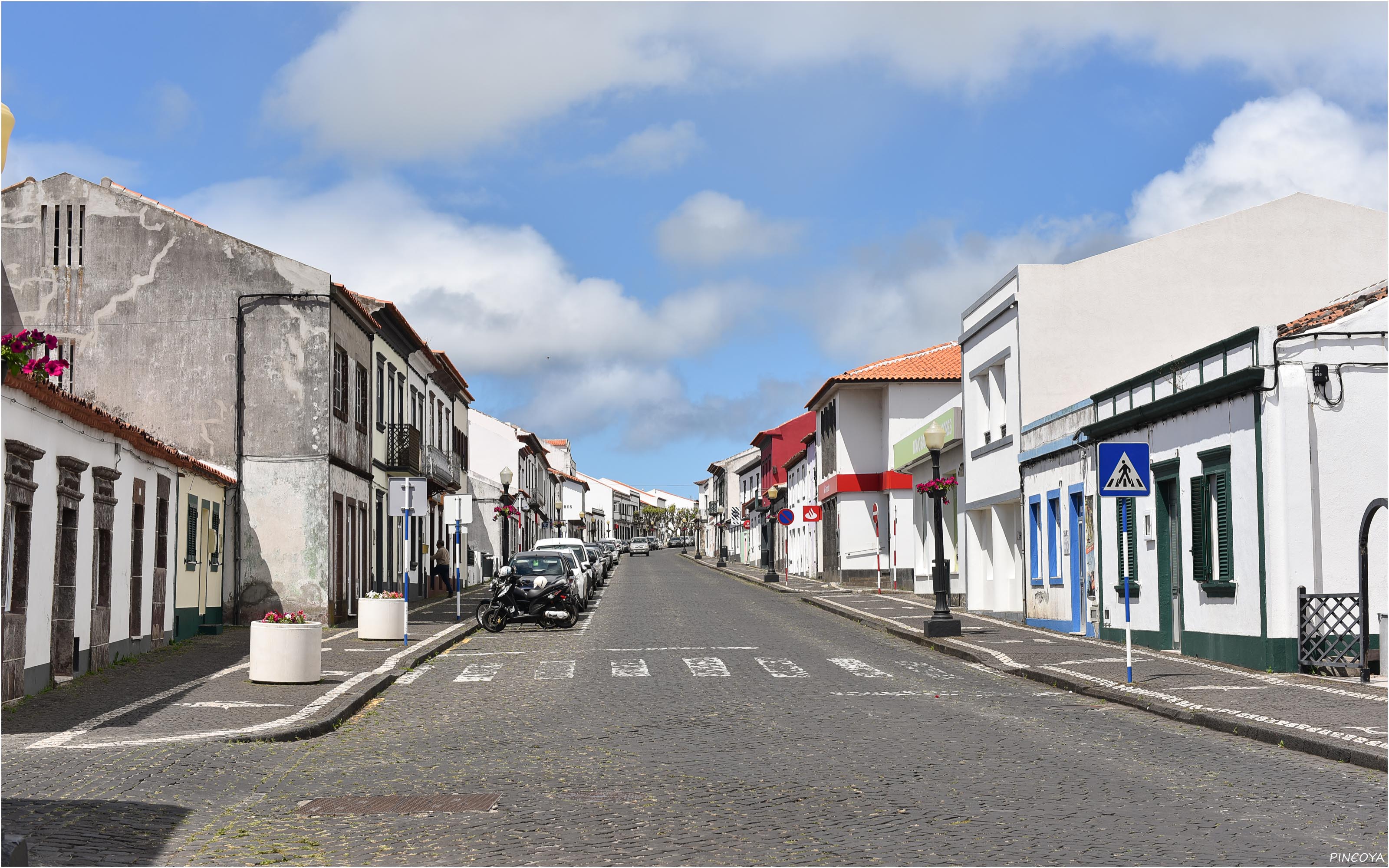 „Die Hauptstraße von Vila do Porto“