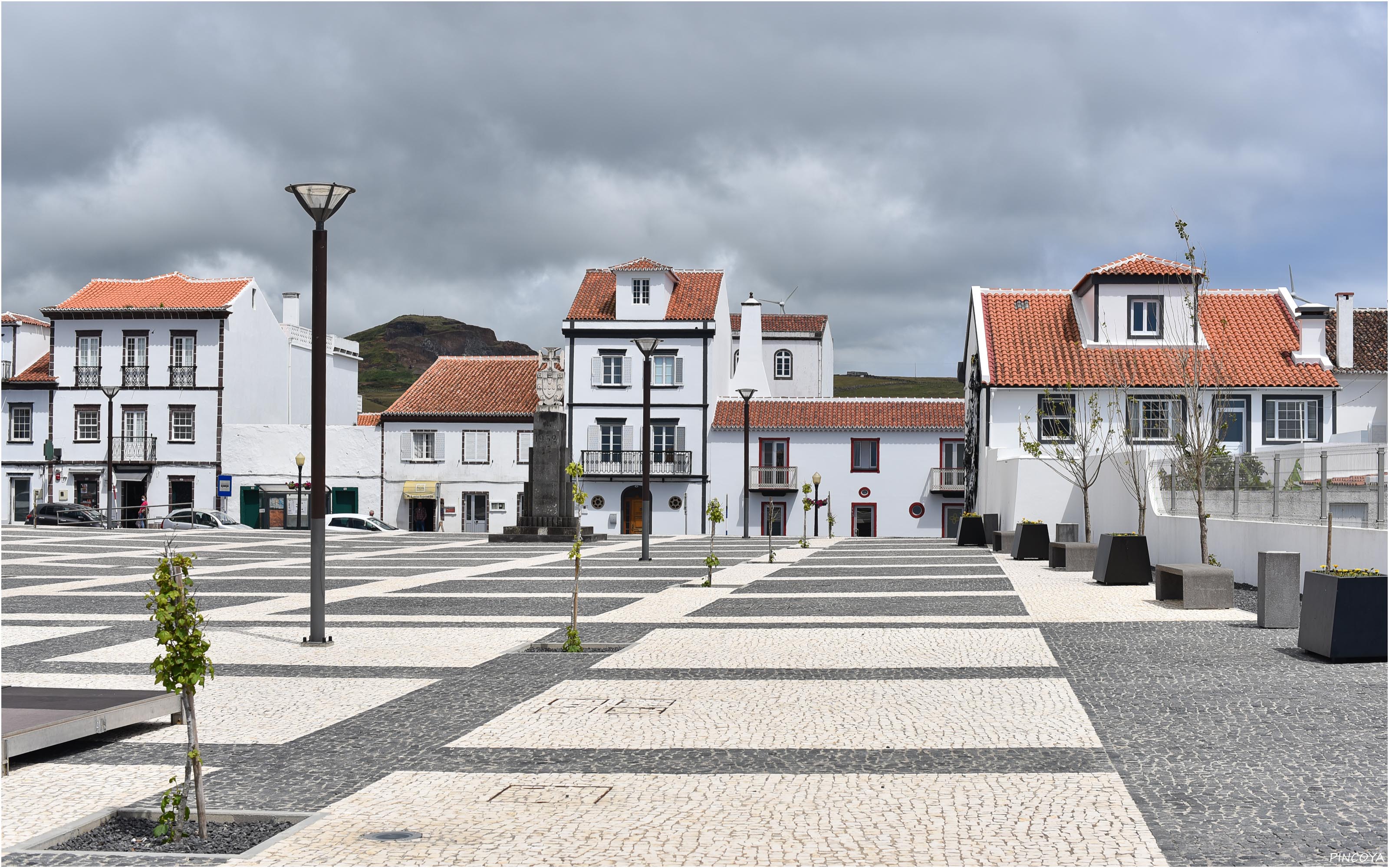 „Vor der Kirche in Vila do Porto“