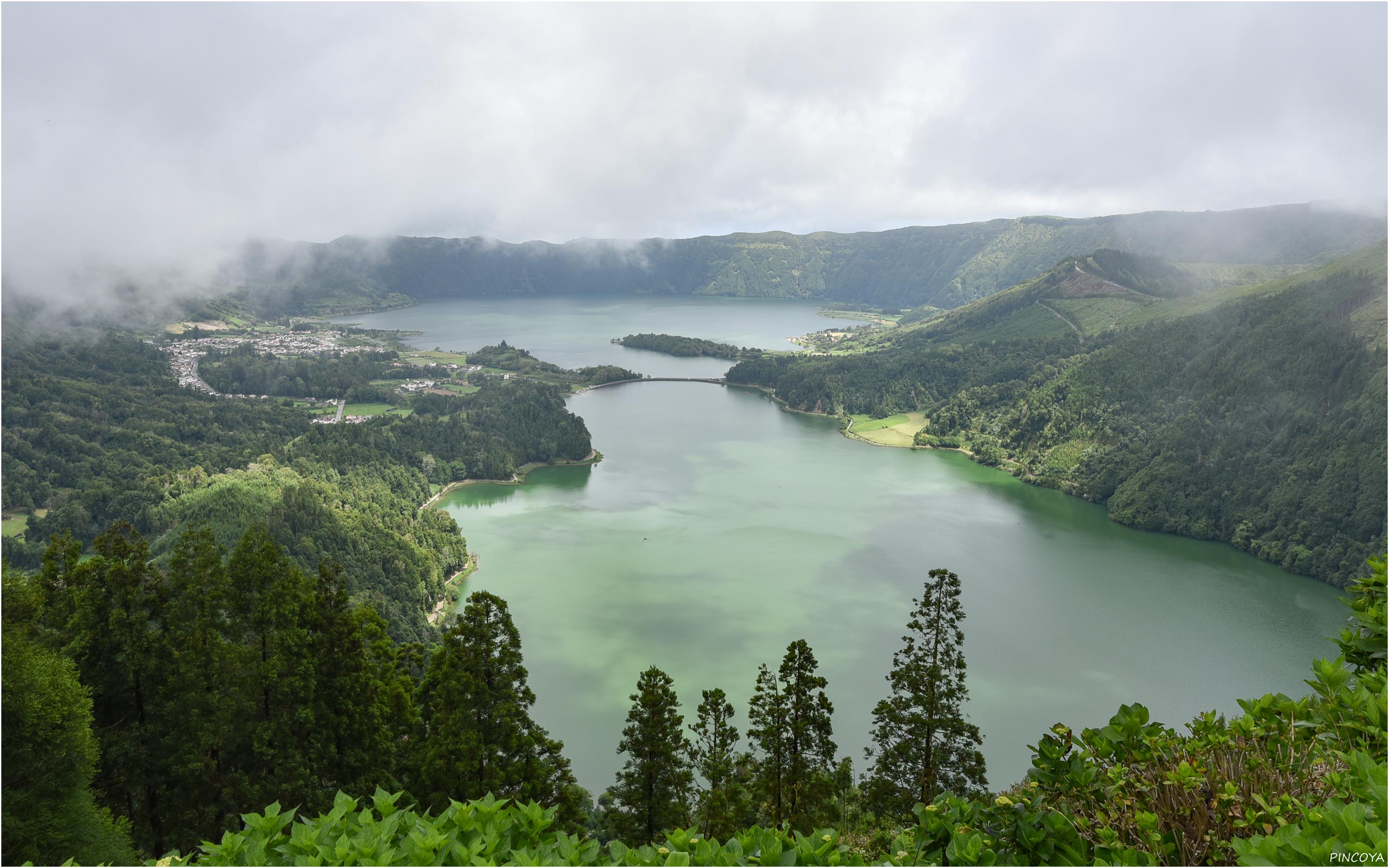 „Die Lagoa Verde, kurz schimmert wirklich das Grün auf. Das Blau der Lagos Azul muss die Fantasie beisteuern.“