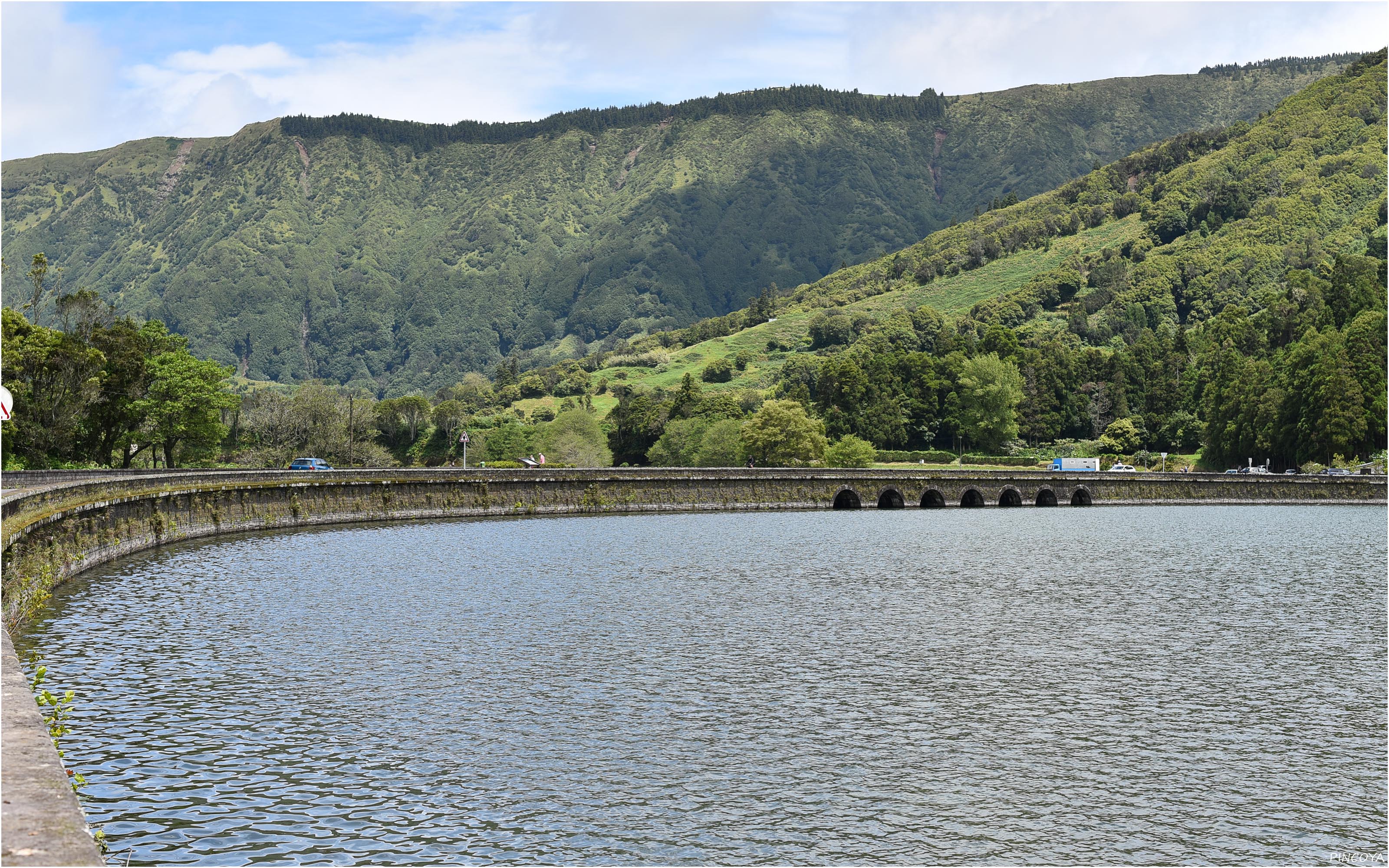 „Wieder unten. Die Brücke, die die Lagoa Verde von der Lagoa Azul trennt.“