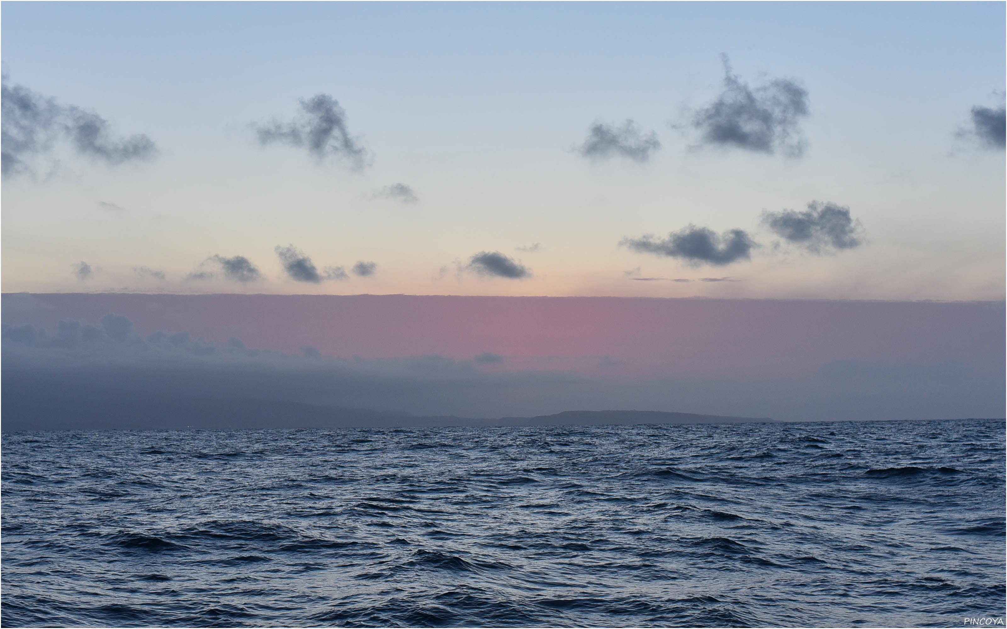 „Die Wolkenwand ist doch nicht so dick, wie wir geglaubt haben. Das Rot der untergehenden Sonne schimmert hindurch.“