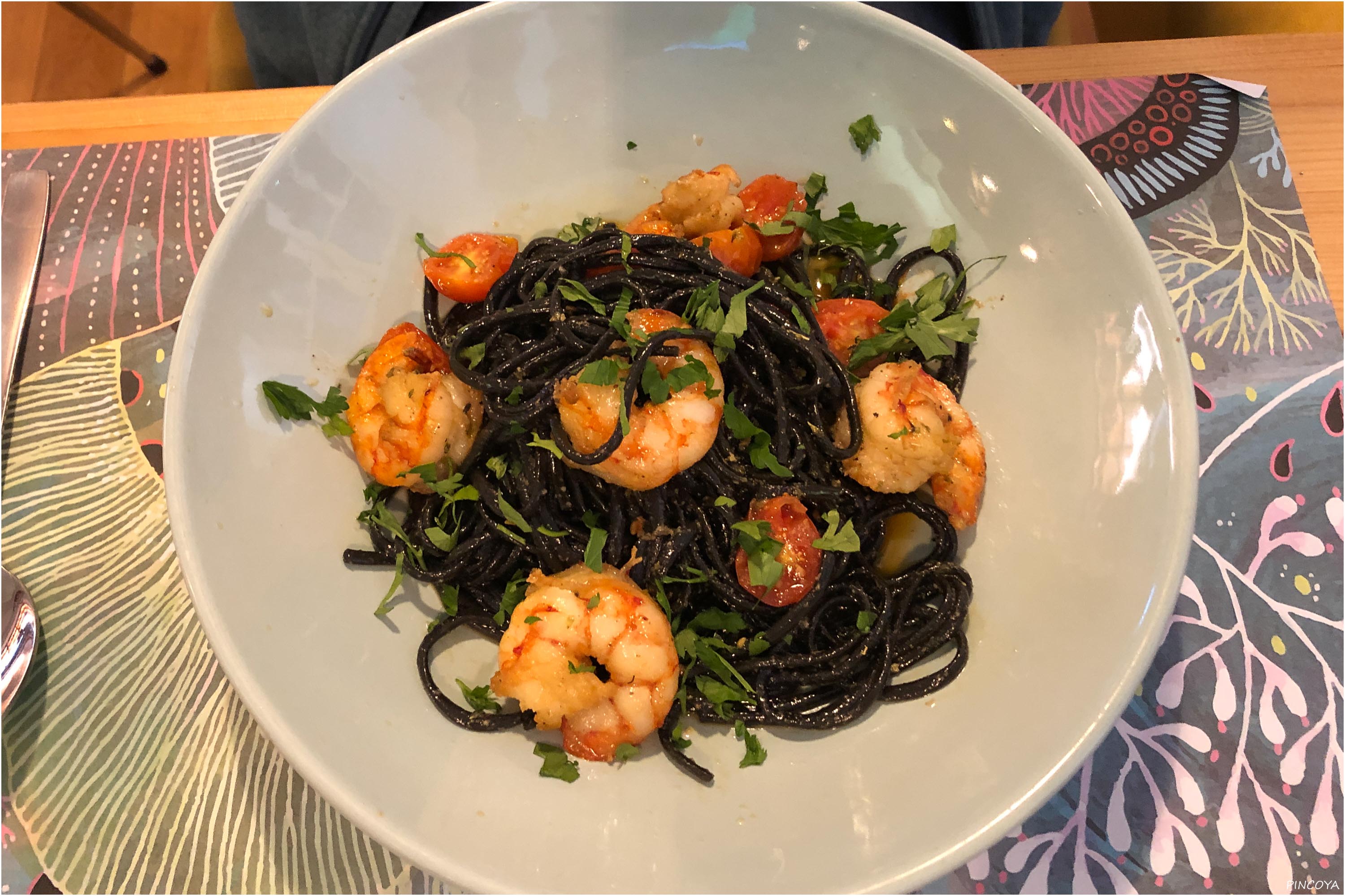 „Schwarze Spaghetti mit der Tinte von Tiefseeoktopussis, die nur einmal im Jahr an die Wasseroberfläche kommen, um zu schauen wo ihr liebster Krakenpartner ist, um ihn achtfach zu umarmen. “