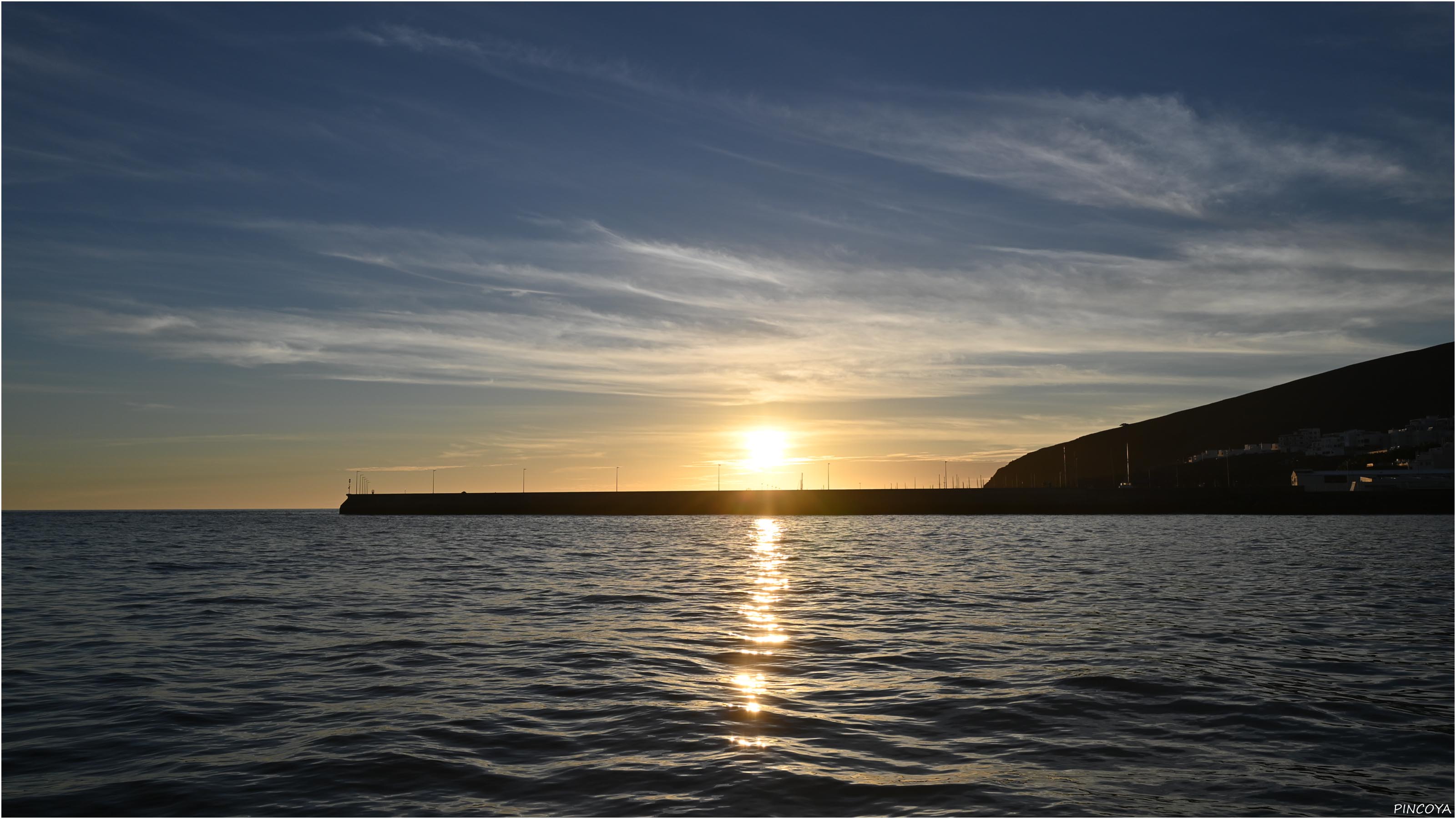 „Abendsonne über dem Hafen von Gran Tarajal.“