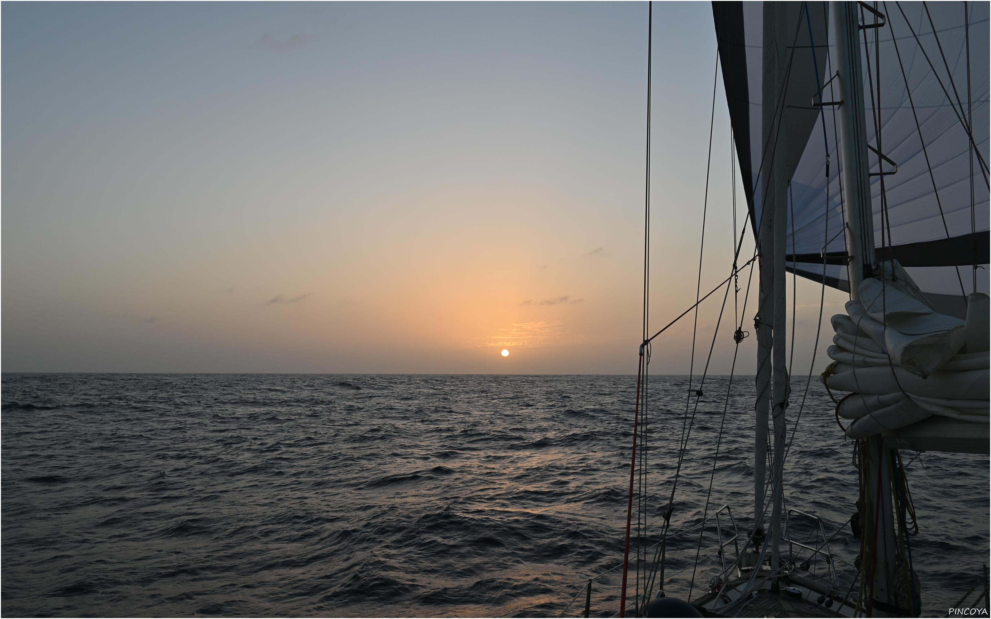 „Wieder ein Sonnenuntergang. Tagsüber ist es etwas unspektakulär. Nur Wasser, Wasser und Wasser ... aufgepeppt von etwas Horizont.“