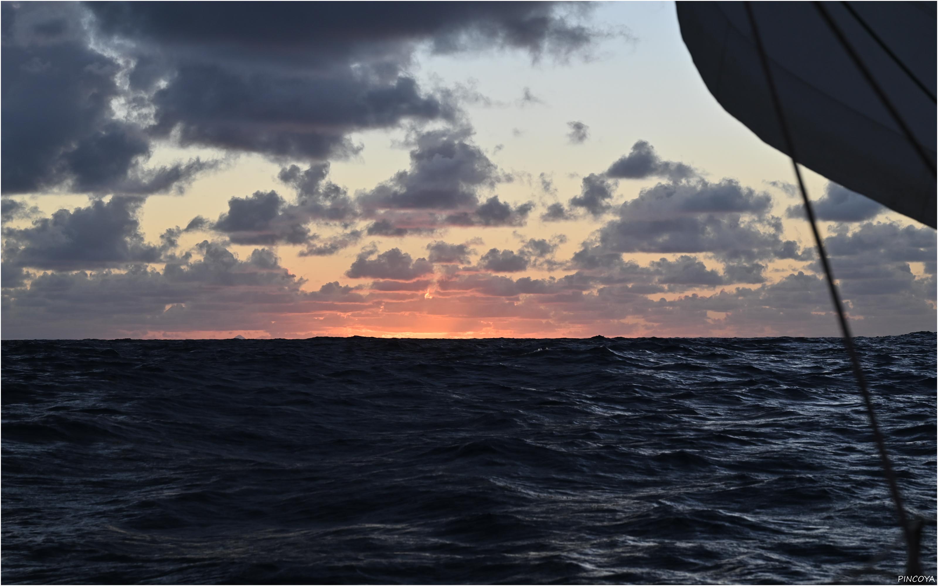 „Etwas links vom Sonnenuntergang sieht man den Mount Gimie auf St. Lucia.“