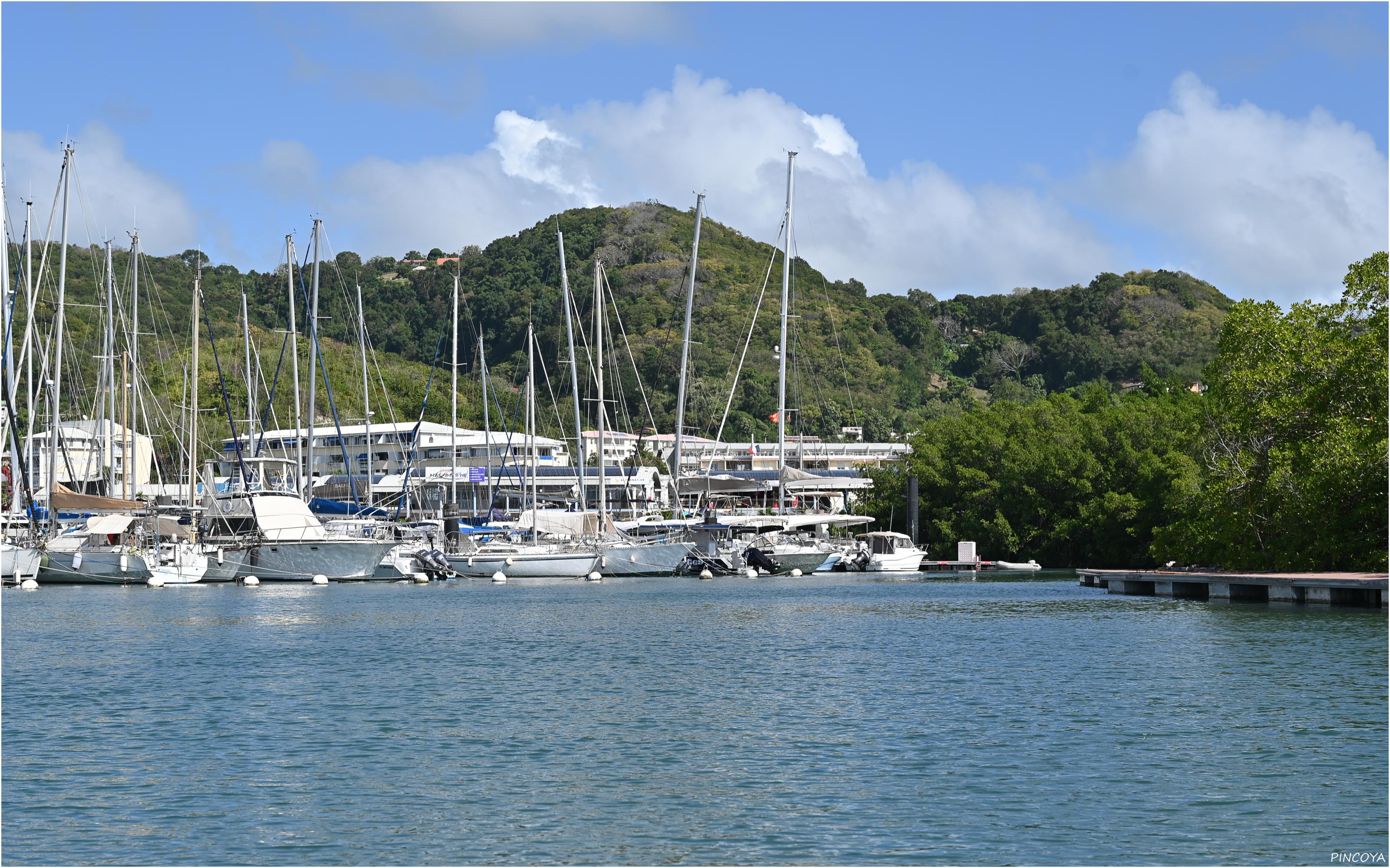 „Im Hintergrund das Marina-Office von Le Marin.“