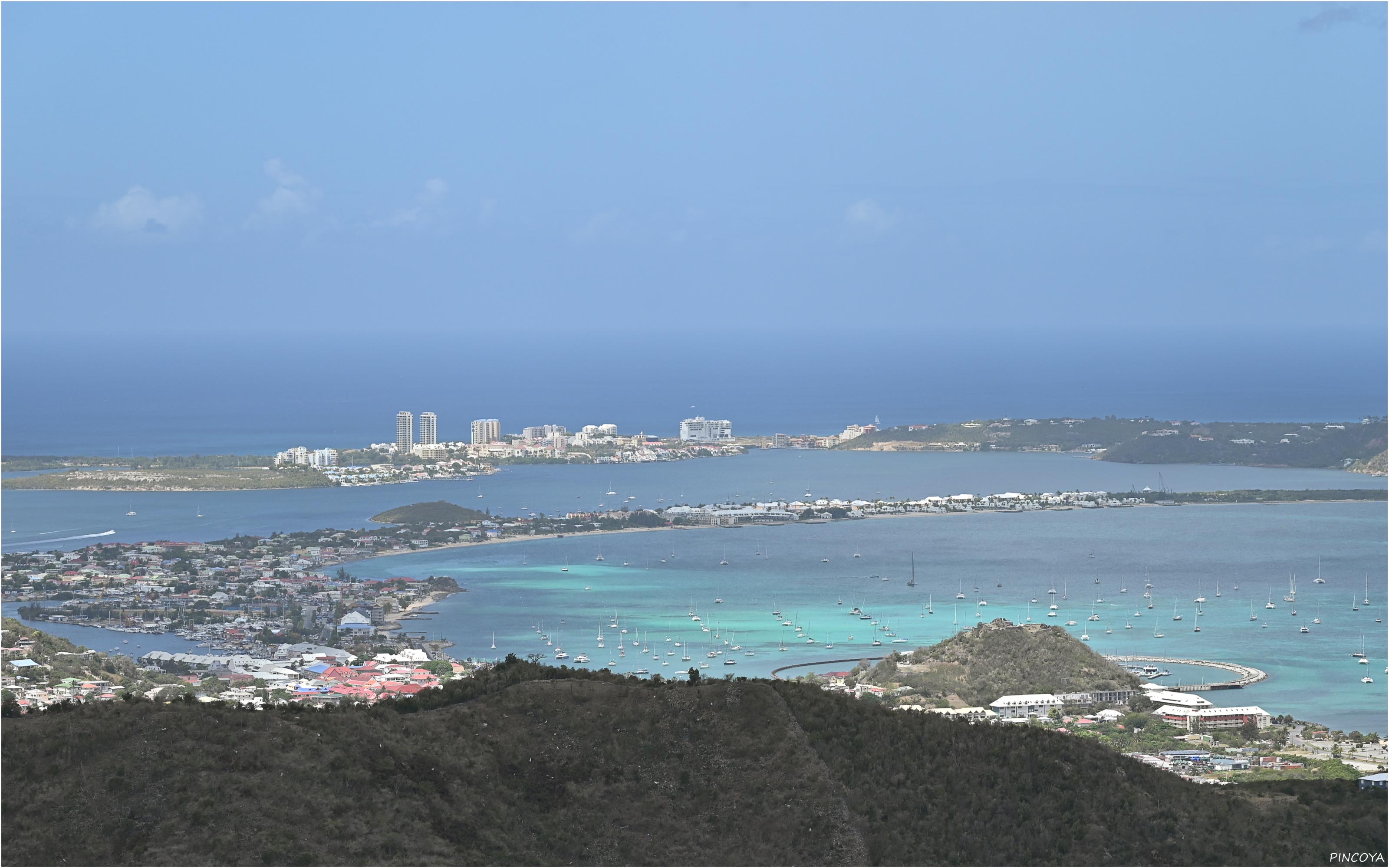 „Ein erster Ausblick auf die Marigot Bay“