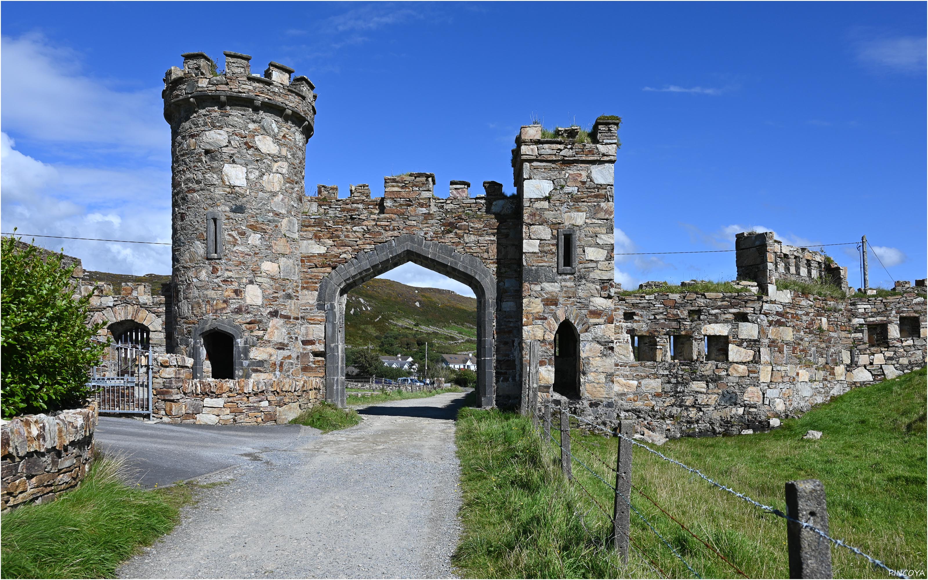 „Das Eingangstor des Clifden Castles. Es steht weit vor dem Castle.“