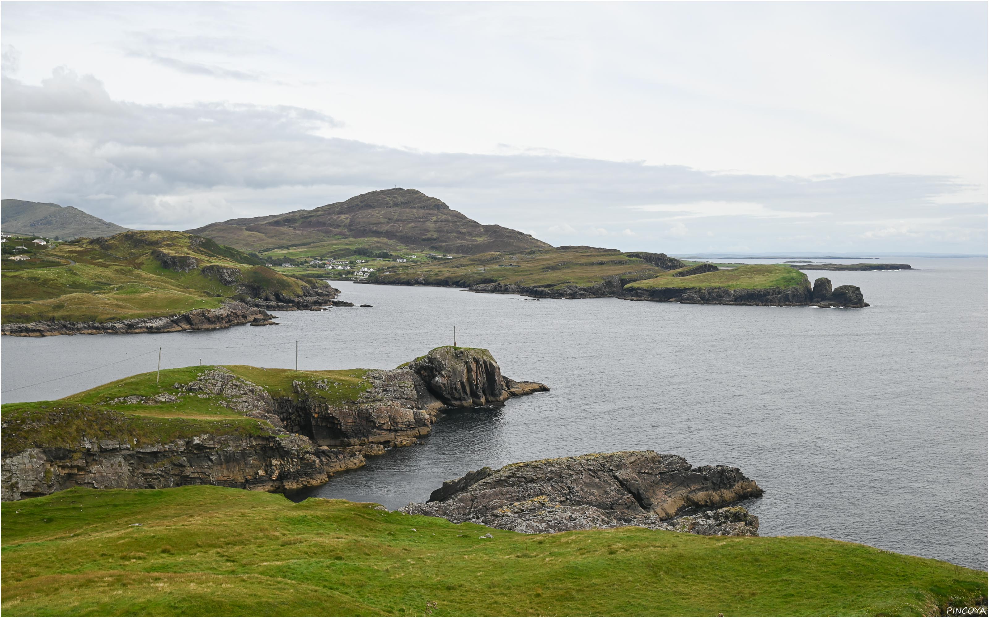 „Der Eingang zur Teelin Bay, oben der Eingang zur Towney Bay“