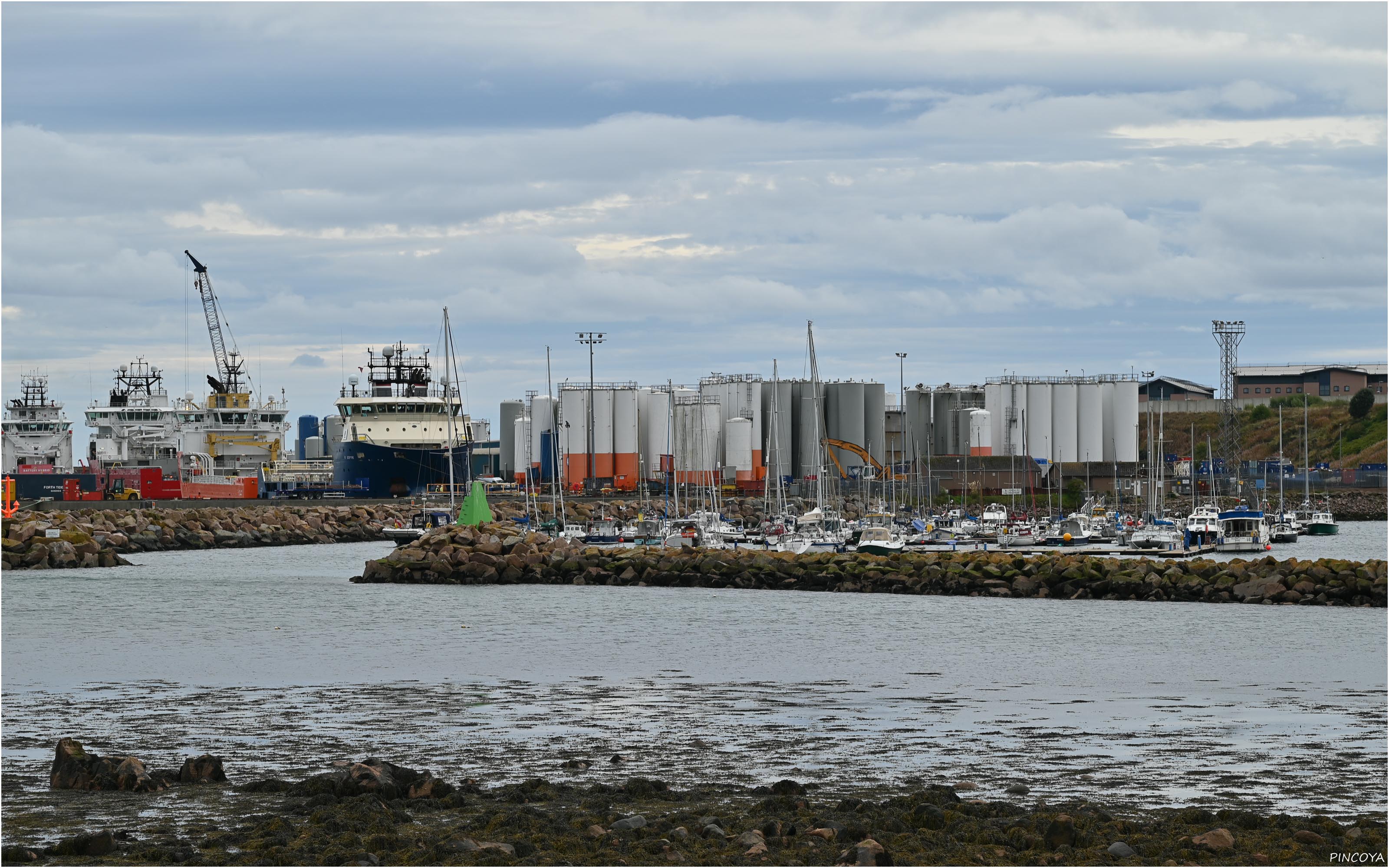 „Hinter der Marina das eigentliche Hauptgeschäft von Peterhead Harbour.“