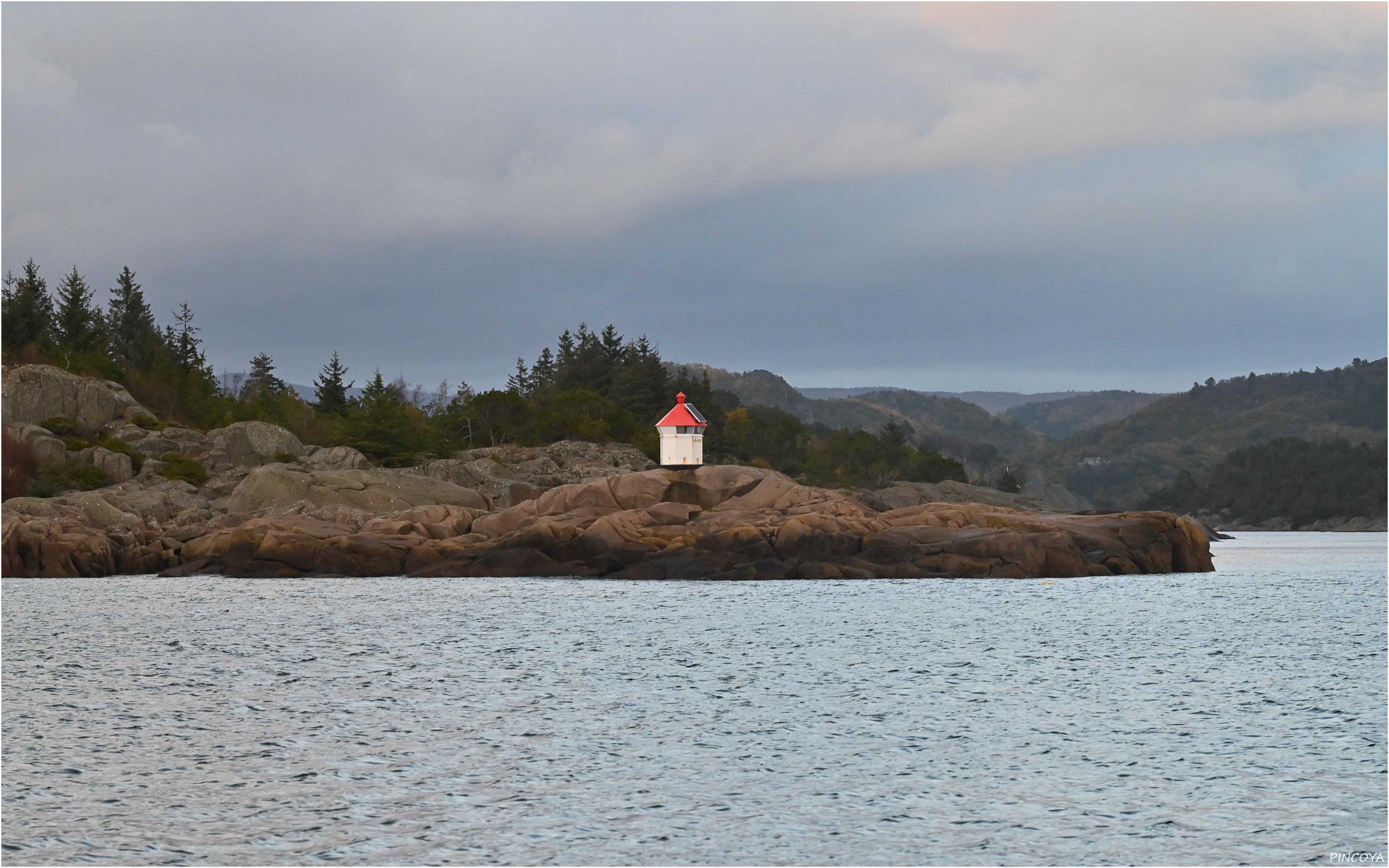 „Typisch Norwegen, die kleinen Leuchttürmchen mit der roten Pudelmütze.“