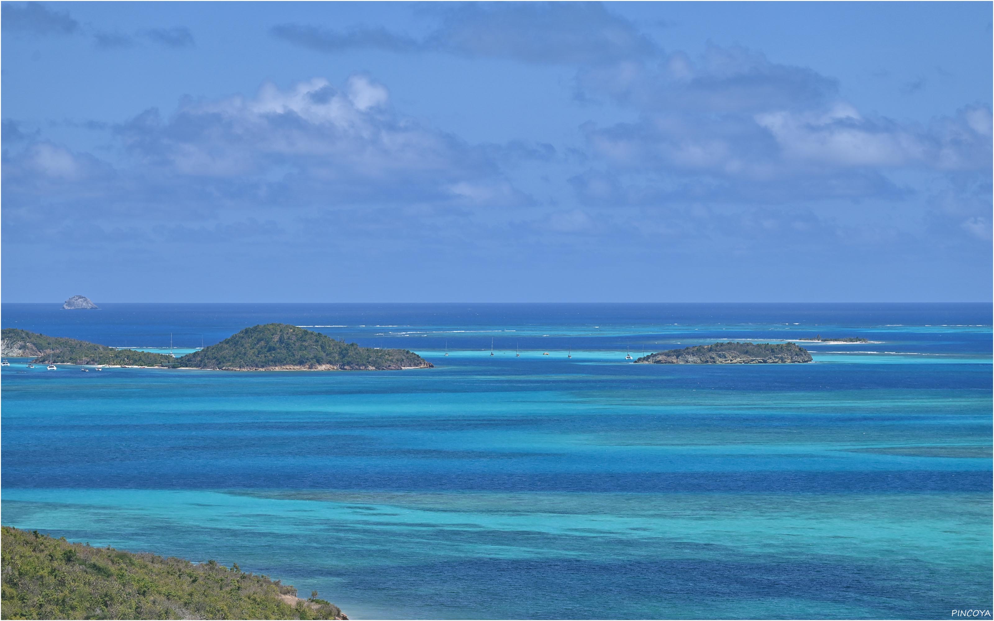 „Ausblick von der Kirche auf Mayreau über die Tobago Cays“
